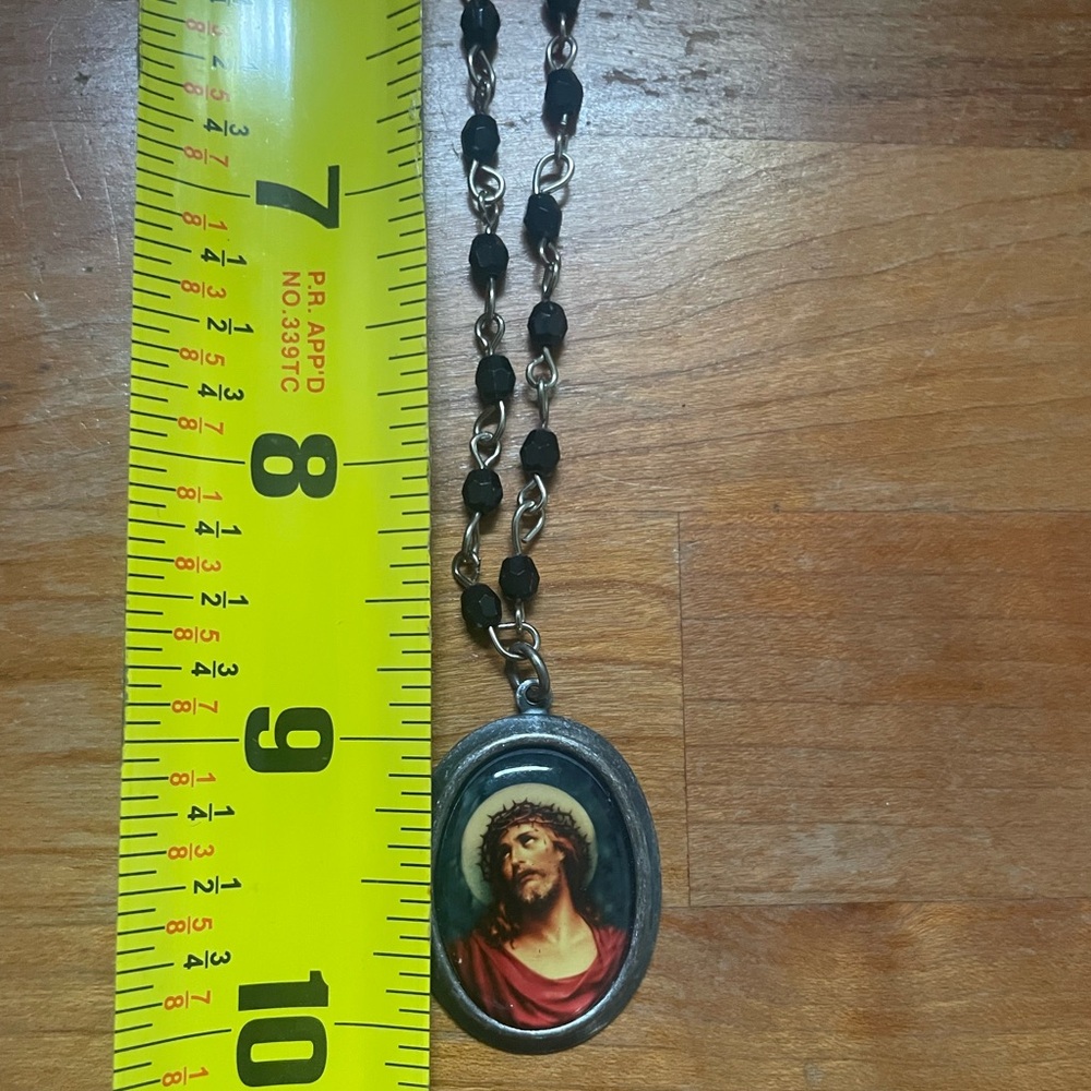 Vintage black beaded necklace with Jesus disc pendant - Picture 5 of 6